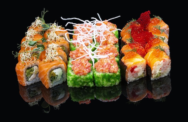 Un conjunto de rollos de sushi grandes surtidos sobre un fondo negro brillante