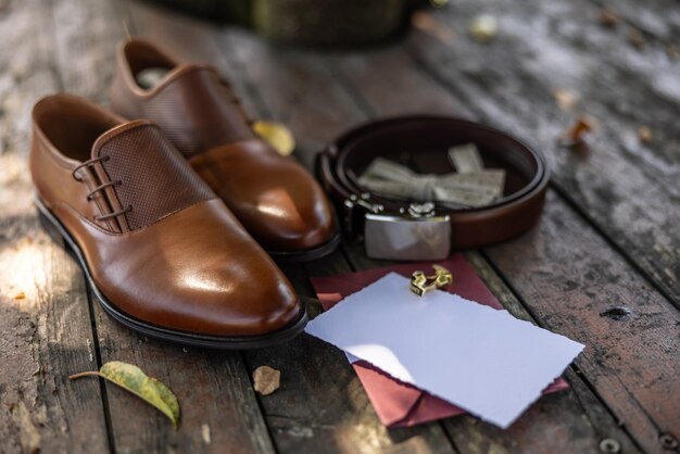 Foto un conjunto de ropa y accesorios para el novio concepto de boda y festivo