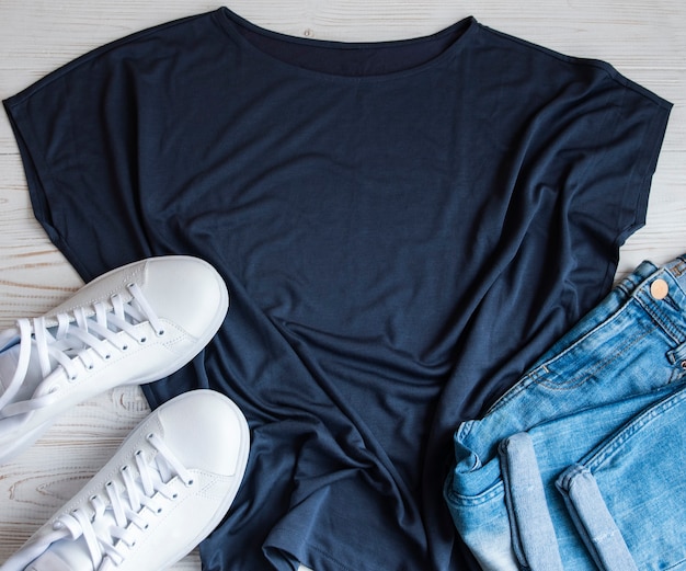 Conjunto de ropa femenina elegante Traje de mujer sobre fondo de madera