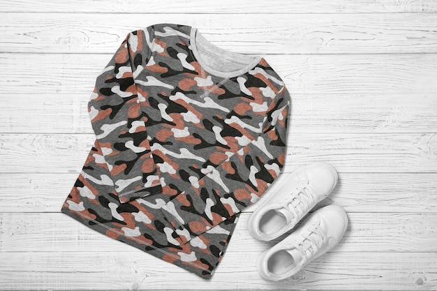 Conjunto de ropa infantil en mesa de madera