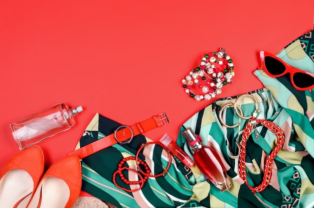 Conjunto de ropa de verano para mujer rojo y verde: vestido, zapatos, gafas de sol, relojes y perfume