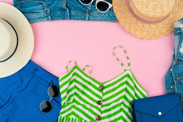 Foto conjunto de ropa de verano para mujer sobre fondo rosa