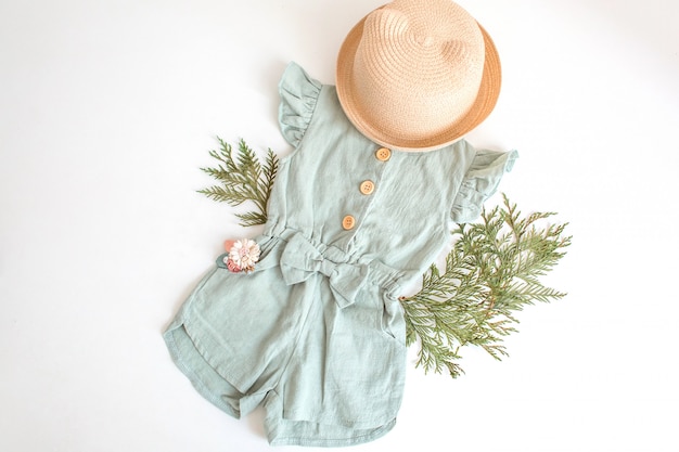 Conjunto de ropa de verano para para niña, elegante traje de sombrero paja y de flores. | Foto Premium