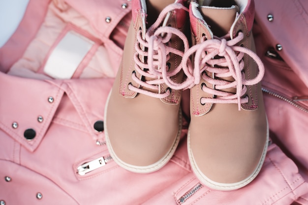Conjunto rosa de ropa y calzado para niños