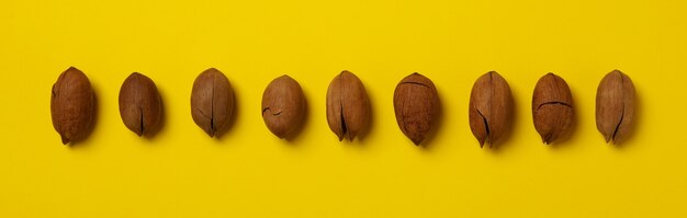 Conjunto de sabrosas nueces pecanas en amarillo