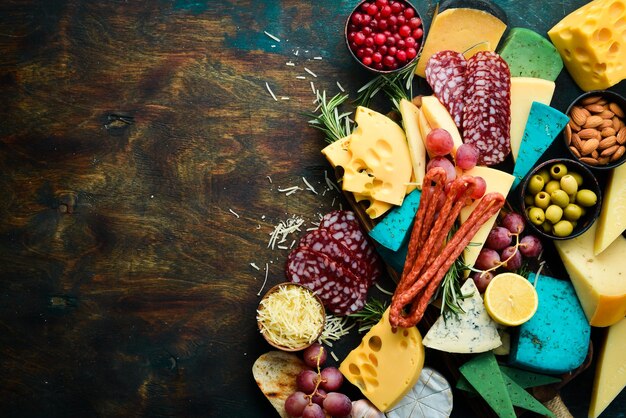 Conjunto de salchichas de queso de colores salami y bocadillos Sobre un fondo oscuro Espacio de copia libre Vista superior