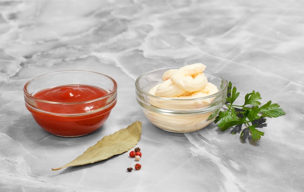 Conjunto de salsas - cuencos de vidrio con salsa de tomate y salsa de queso en la mesa de la cocina ... Vista superior.