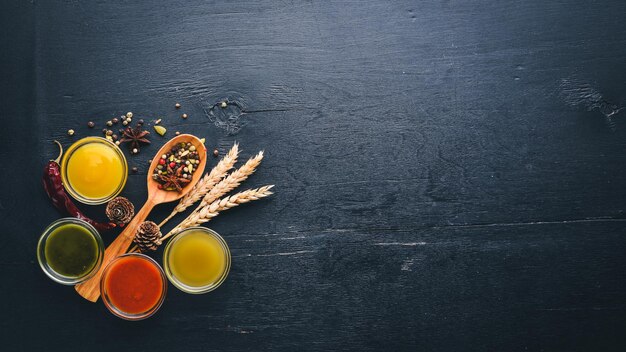 Foto un conjunto de salsas y especias sobre un fondo de madera vista superior espacio libre para texto