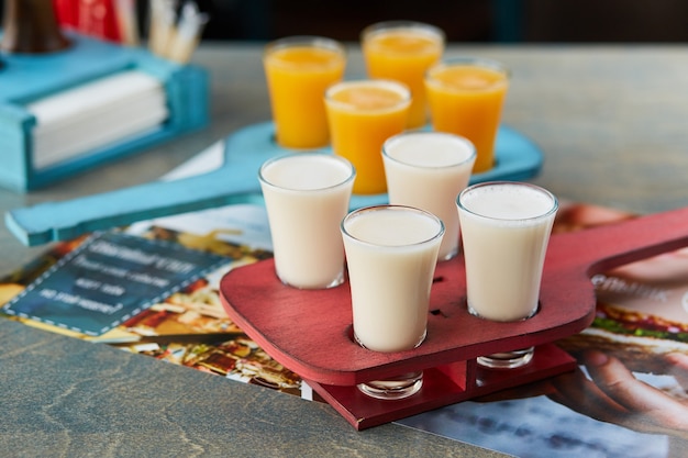 Conjunto de sets de bebidas alcohólicas en un soporte de madera para la carta de bebidas del restaurante o pub