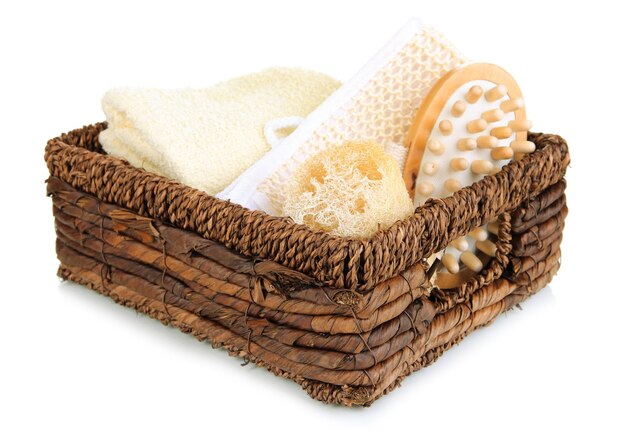 Conjunto para spa en cesta de mimbre aislado en blanco