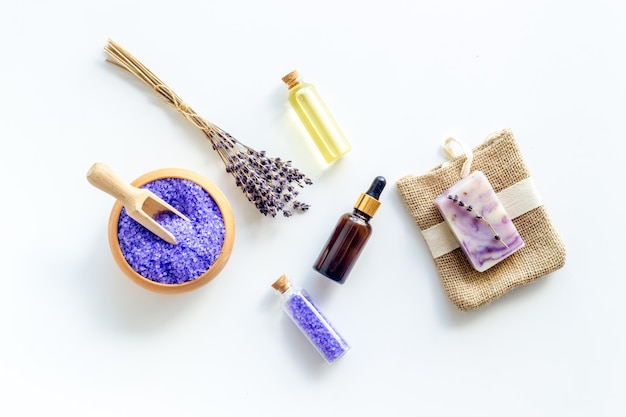 Conjunto de spa de lavanda. Sal de baño violeta y aceite esencial