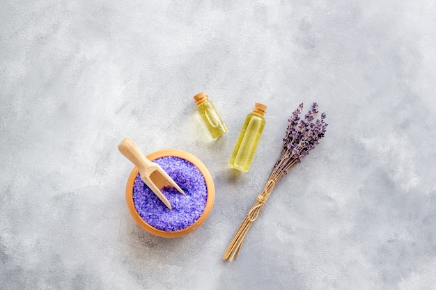 Conjunto de spa de lavanda. Sal de baño violeta y aceite esencial