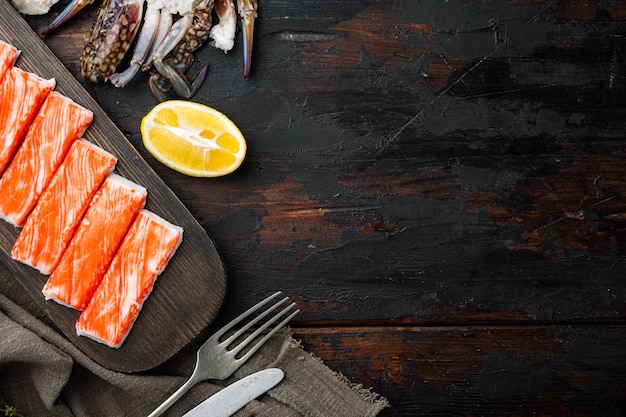 Conjunto de surimi de snack asiático, sobre mesa de madera oscura, vista superior plana