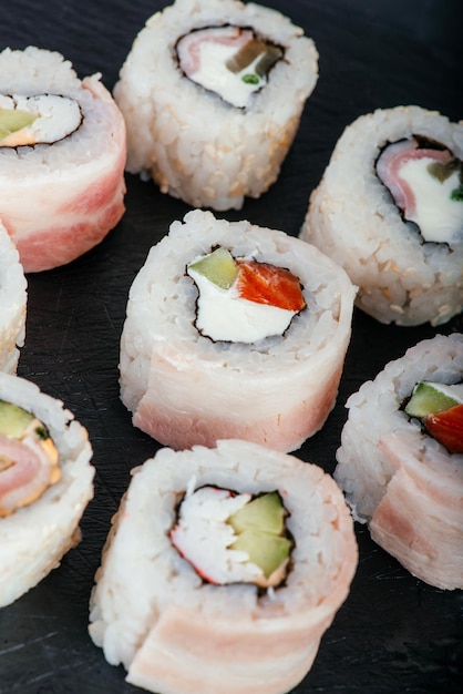 Conjunto de sushi de arroz en un negro