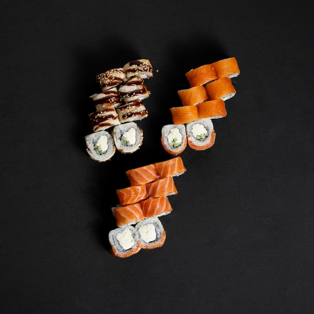 Foto conjunto de sushi conjunto de sushi y rollos comida japonesa mucho sushi