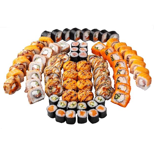 Conjunto de sushi en el fondo blanco Primer plano de deliciosa comida japonesa con rollo de sushi