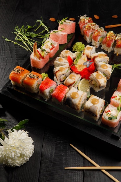 Conjunto de sushi en fondo negro