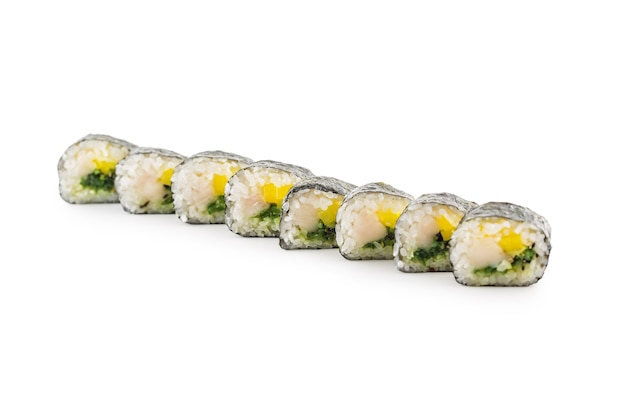 Conjunto de sushi futomaki aislado sobre fondo blanco.