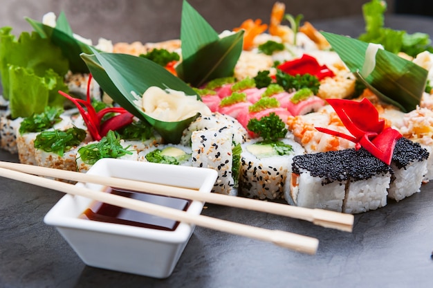 Foto conjunto de sushi japonés clásico real. sobre una superficie de madera