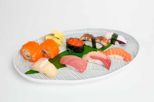 Conjunto de sushi japonés nigiri de comida tradicional en plato blanco