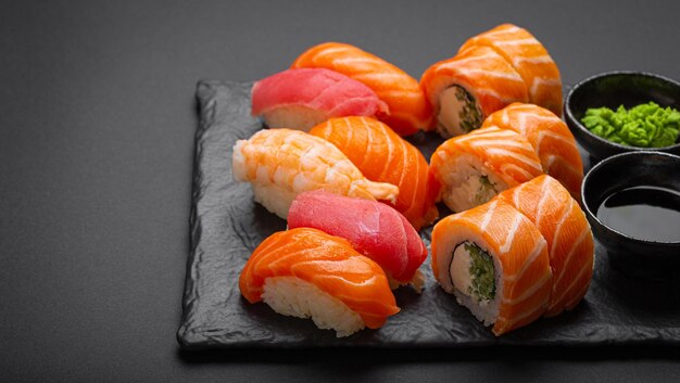 Conjunto de sushi japonés tradicional y vista de ángulo de rollos con