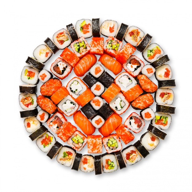 Foto conjunto de sushi, maki, gunkan y rollos aislados en blanco