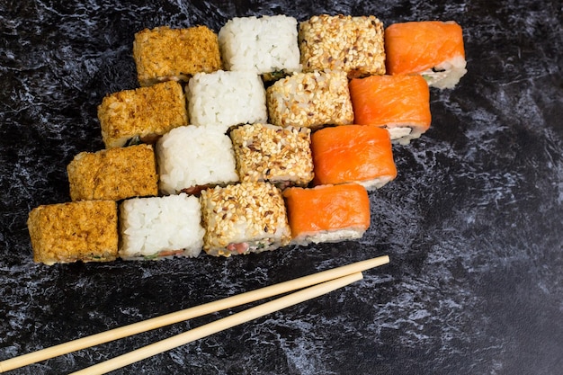 Conjunto de sushi y maki en la mesa de piedra Vista superior con espacio de copia