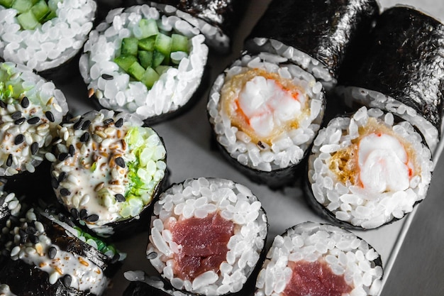 Conjunto de sushi y maki roll sobre fondo oscuro Vista superior