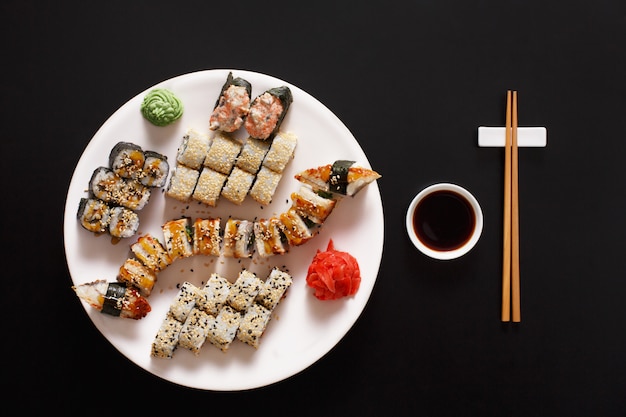Conjunto de sushi maki y rollos aislados