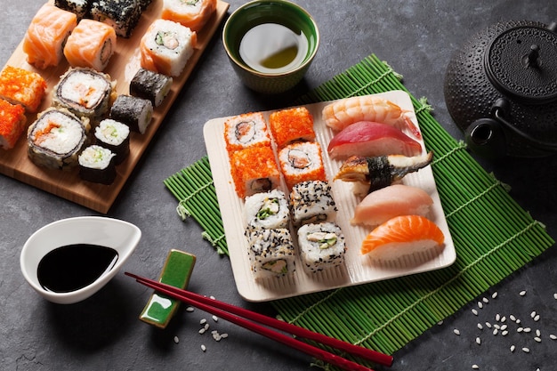 Conjunto de sushi maki y té verde.