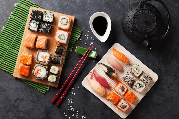 Conjunto de sushi maki y té verde.