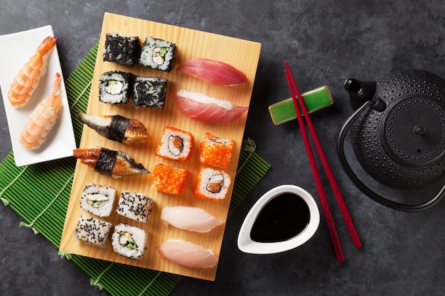 Conjunto de sushi maki y té verde.