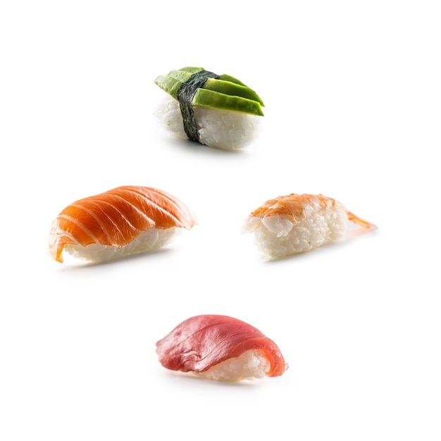 Conjunto de sushi nigiri aislado sobre fondo blanco.