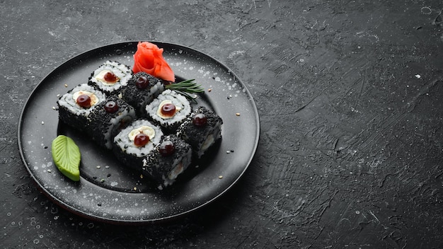 Conjunto de sushi con pescado de anguila y sésamo negro Menus de sushi Vista superior Espacio libre para su texto