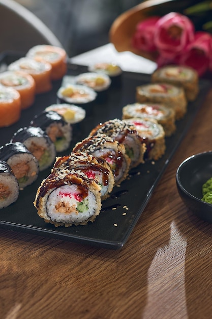 Conjunto de sushi en un restaurante en la mesa Menú de sushi Comida japonesa