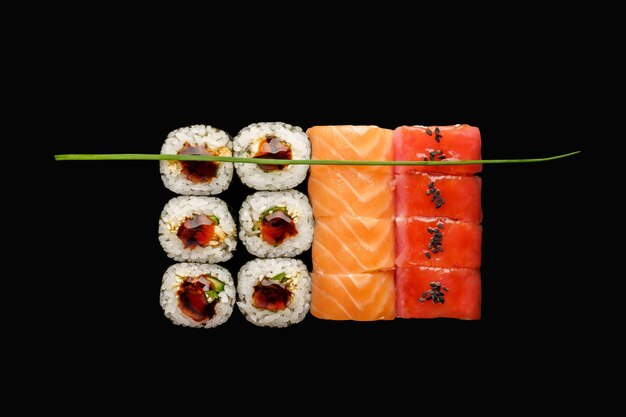 Conjunto de sushi roll salmón atún unagi maki aislado sobre fondo negro