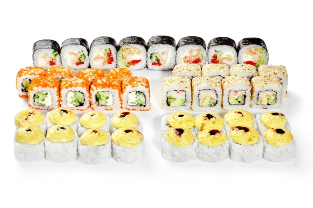 Conjunto de sushi de rollos japoneses con queso masago cangrejo y camarones