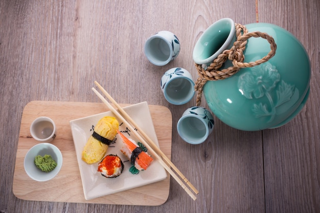 Conjunto de sushi y sake japonés