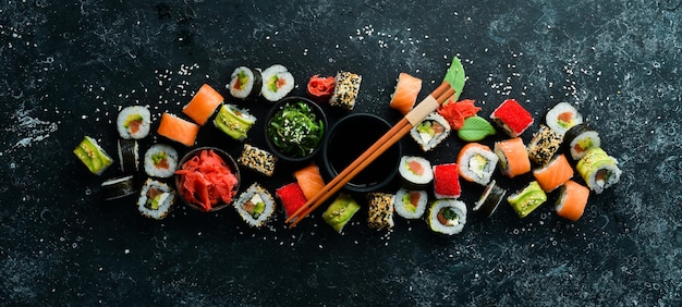 Foto conjunto de sushi y salsa de soja. cocina tradicional japonesa. vista superior. estilo rústico.