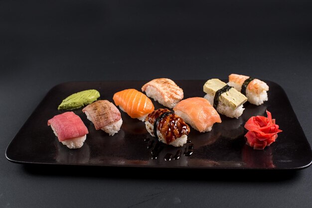 Conjunto de sushi sashimi sobre fondo negro