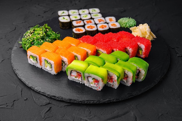 Conjunto de sushi sobre fondo de piedra negra