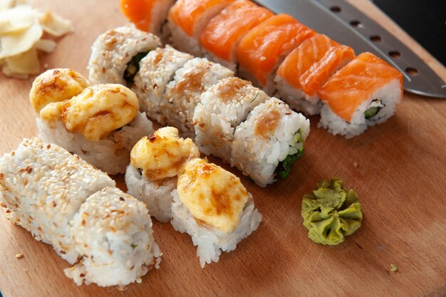 Conjunto de sushi en una tabla de madera