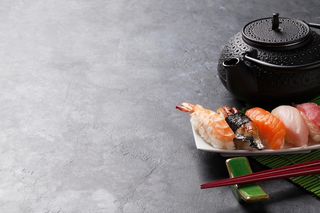 Conjunto de sushi y té verde.