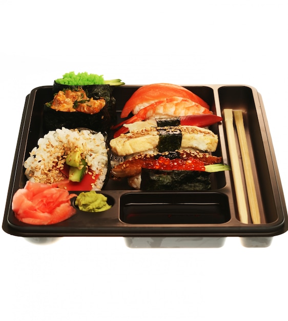 conjunto de sushi tradicional japonés