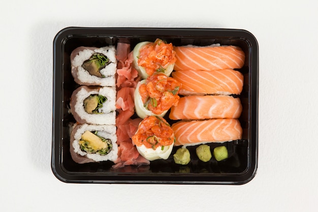 Conjunto de sushi variado guardado en una caja negra