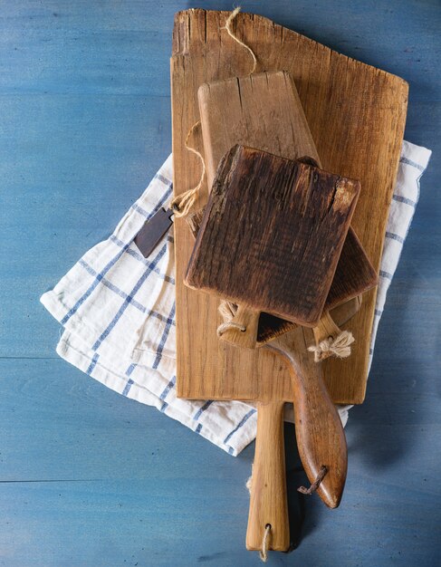 Conjunto de tablas de cortar de madera.