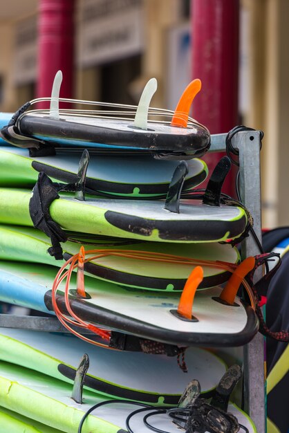 Conjunto de tablas de surf de diferentes colores en una pila. Francia