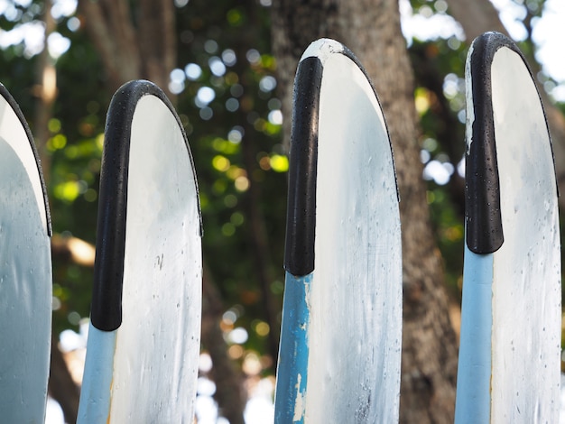 Conjunto de tablas de surf en una pila por el océano.