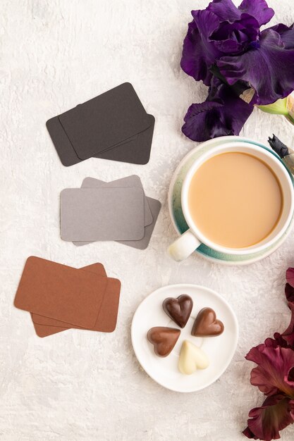 conjunto de tarjetas de visita marrón negro gris taza de café caramelos de chocolate violeta y burdeos
