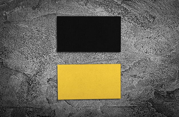 Conjunto de tarjetas de visita negras y amarillas.
